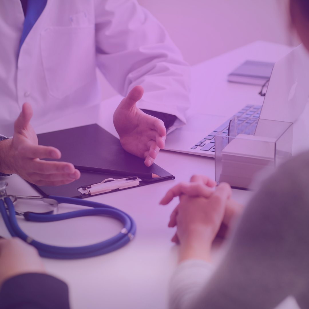 طراحی دیجیتال از یک کلینیک هوشمند با سیستم نوبتدهی، نرمافزارهای مدیریت مطب، و دکتر در حال بررسی برنامه کاری، مناسب برای مقاله درباره مدیریت کلینیک.