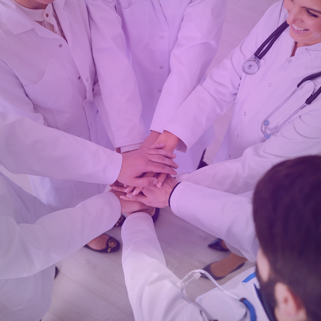 تصویر مفهومی از تیم کلینیک در حال هماهنگی و برنامهریزی برای جذب بیمار و مدیریت بهتر، با تم بصری حرفهای و مدرن.